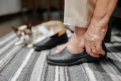 best shoes for elderly with dementia, shoes for elderly with balance problems, best shoes for elderly with balance problems